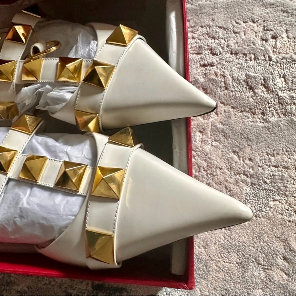 Valentino Garavani white Rockstud sandals EUC